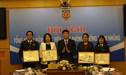 Thứ trưởng Lê Thành Long trao thưởng cho các cá nhân có thành tích trong công tác phòng chống tham nhũng.