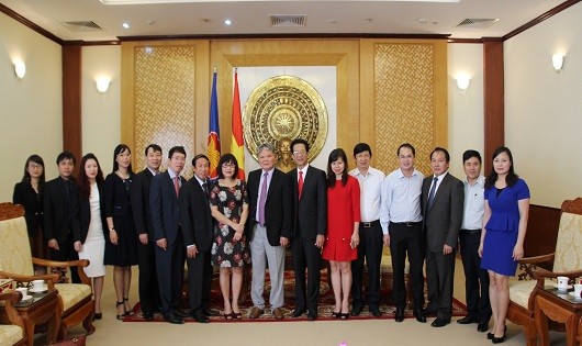 Bộ trưởng Hà Hùng Cường và Đoàn công tác chụp ảnh lưu niệm tại Đại sứ quán Việt Nam tại Campuchia.