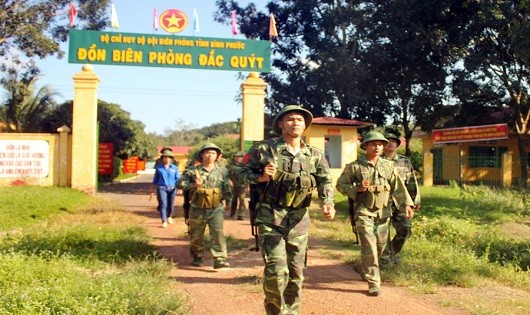 Cán bộ, chiến sĩ Đồn Biên phòng Đắk Quýt  (Bình Phước) lên đường tuần tra bảo vệ biên giới.