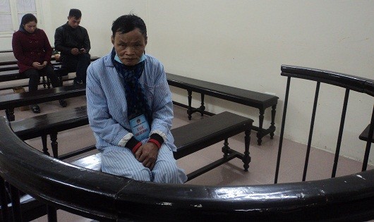 Ông giáo già Trần Xuân Bội thẫn thờ chờ toà tuyên án.