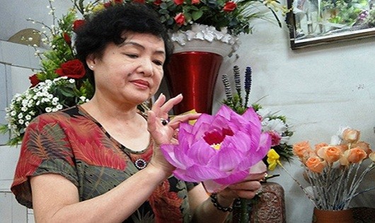 Nghệ nhân Mai Hạnh được khách hàng tặng biệt danh  “nữ hoàng hoa lụa”.