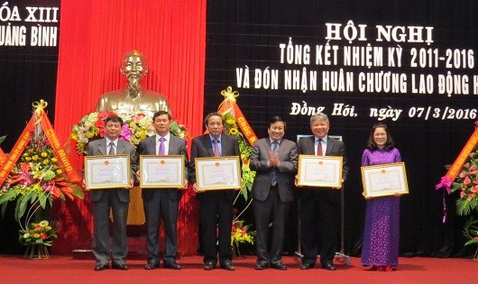 Đoàn Đại biểu Quốc hội tỉnh Quảng Bình đón nhận Huân chương Lao động hạng Ba.