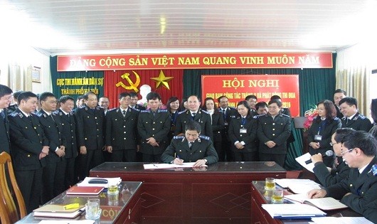 Lãnh đạo Cục THADS Hà Nội và lãnh đạo các đơn vị đã ký kết giao ước thi đua.