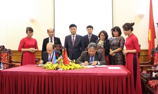 Bộ trưởng Hà Hùng Cường và Bộ trưởng Mammadov ký Thỏa thuận hợp tác giữa hai Bộ Tư pháp.
