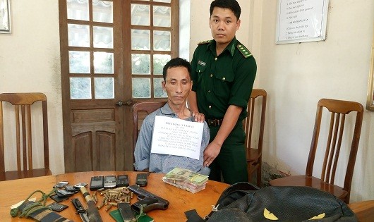 Lực lượng Bộ đội Biên phòng tỉnh Nghệ An  bắt giữ đối tượng buôn bán ma túy sử dụng vũ khí nóng.