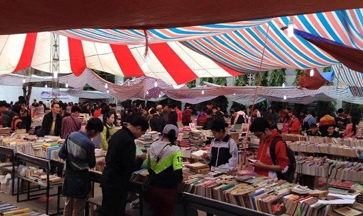Chợ phiên sách cũ đã thu hút được rất nhiều sự quan tâm của người đọc.