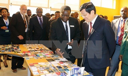 Chủ tịch nước Trương Tấn Sang xem các sản phẩm phục vụ cho công nghệ thông tin của Khu chế xuất Ubungo. 
(Ảnh: Nguyễn Khang/TTXVN)