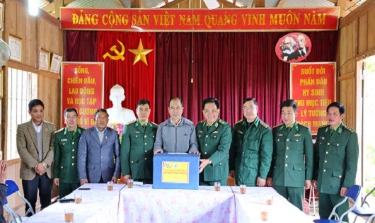 Thiếu tướng Lê Thái Ngọc, Phó Chính ủy BĐBP tặng quà cho cán bộ, nhân dân xã Leng Su Sìn.
