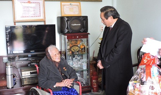Đồng chí Hoàng Đăng Quang thăm Mẹ Việt Nam Anh hùng Nguyễn Thị Cúc nhân dịp Tết Bính Thân 2016.