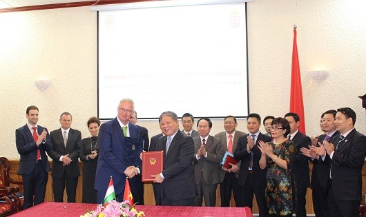 Bộ trưởng Hà Hùng Cường và Bộ trưởng László Trócsanyi đã ký Chương trình hợp tác các năm 2016-2017.