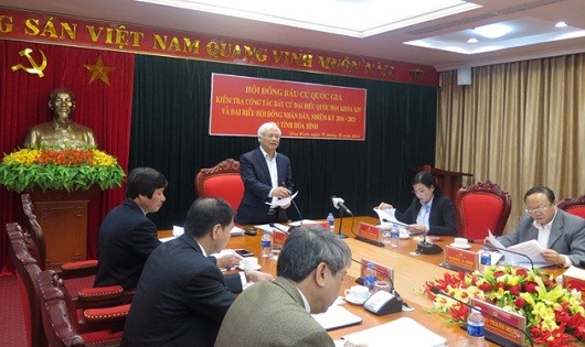 Phó Chủ tịch Quốc hội Uông Chu Lưu kiểm tra công tác bầu cử tại Hòa Bình.