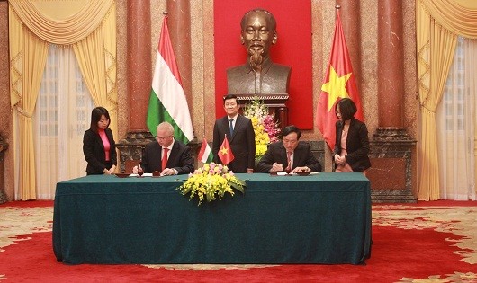 Chủ tịch nước Trương Tấn Sang chứng kiến Lễ ký kết Hiệp định Tương trợ tư pháp giữa Việt Nam và Hung-ga-ry.