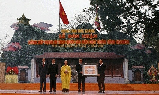 Phó Thủ tướng Nguyễn Xuân Phúc trao Bằng công nhận chùa Vĩnh Nghiêm là Di tích Quốc gia đặc biệt.