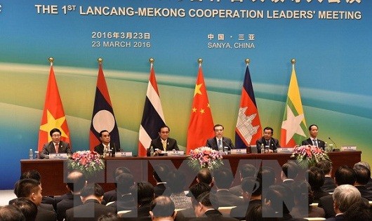 Phó Thủ tướng, Bộ trưởng Ngoại giao Phạm Bình Minh (ngoài cùng bên trái) dự họp báo chung và Lễ phát động Hợp tác Mekong​-Lan Thương. (Ảnh: Yến Kiên/TTXVN)