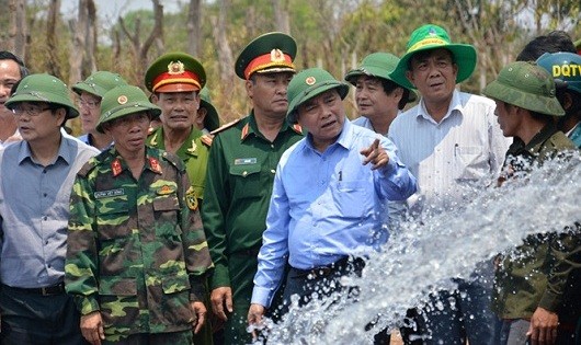 Phó thủ tướng động viên cán bộ, chiến sĩ Tỉnh đội Gia Lai giúp người dân Chư Sê chống hạn - (Ảnh: Trần Hiếu/TNO)