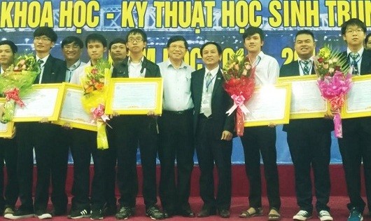 Lê Ngô Duy Phong (thứ 3 từ phải sang) nhận giải tại Cuộc thi Khoa học – Kỹ thuật cấp tỉnh năm
học 2015 -2016.