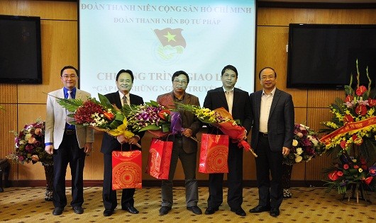 Phó Tổng Biên tập thường trực Báo Pháp Luật Việt Nam Đặng Ngọc Luyến (thứ 2 từ trái sang) tham dự cuộc giao lưu.