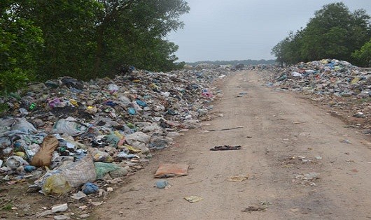 Hàng ngày bãi rác phụ vẫn gánh số lượng rác lớn, gây ô nhiễm môi trường.