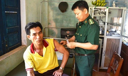 Thượng úy Nguyễn Anh Tuấn chữa bệnh
cho người dân.
