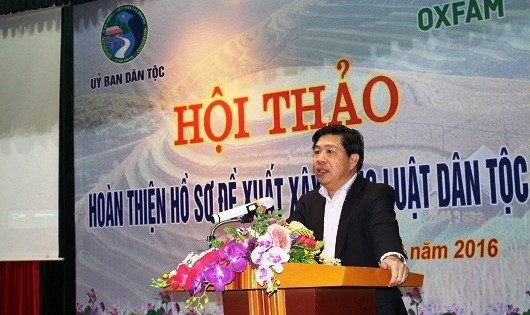 Thứ trưởng, Phó Chủ nhiệm Ủy ban Dân tộc Lê Sơn Hải phát biểu tại hội thảo.