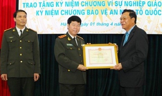 Thứ trưởng Bùi Văn Nam được trao tặng kỷ niệm chương "Vì sự nghiệp giáo dục".