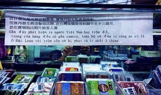 Băng rôn cảnh báo cho du khách Việt.