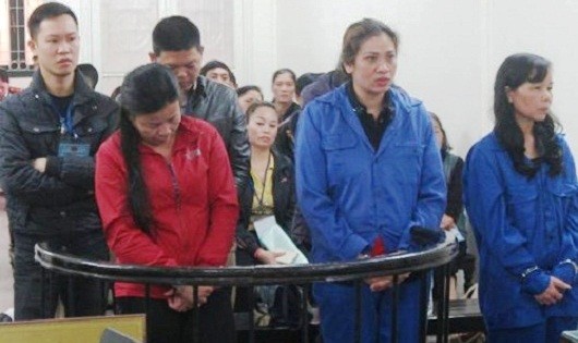 Bị cáo Mai (đứng giữa hàng đầu) cùng đồng bọn tại tòa.