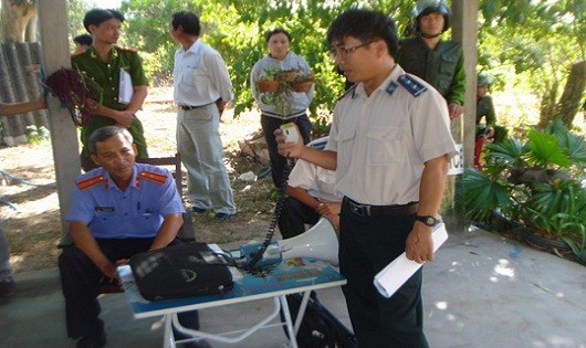 Chấp hành viên Chi cục THADS thị xã An Nhơn (Bình Định) tổ chức cưỡng chế thi hành án.