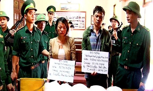 Hai đối tượng Bế Thị Niêm và Hoàng Văn Phong bị bắt giữ cùng tang vật vụ án.