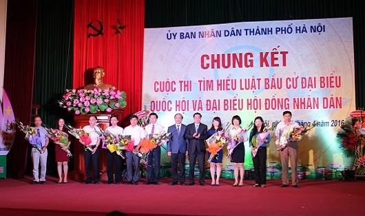 Thứ trưởng Bộ Tư pháp Phan Chí Hiểu, Phó Chủ tịch UBND TP Hà Nội Lê Hồng Sơn tặng hoa cho 10 đơn vị tham gia vòng thi chung kết.