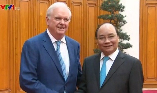 Thủ tướng Nguyễn Xuân Phúc và Giáo sư Thomas Vallely. (Ảnh: VTV)