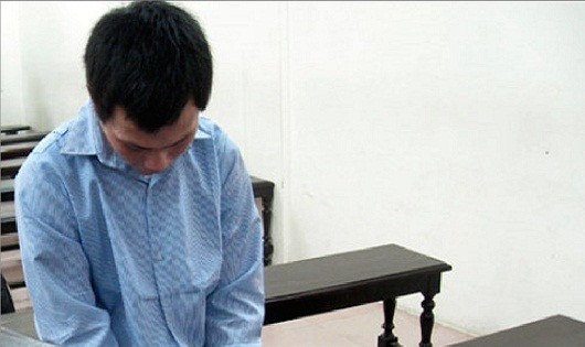 Bị cáo Hà Huy Thường gằm mặt, ân hận về tội lỗi của mình.