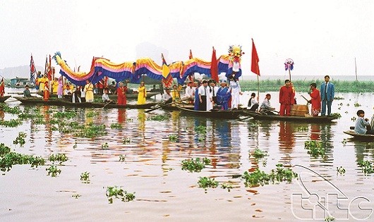 Phần rước nước trong Lễ hội Trường Yên.