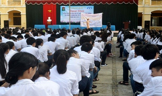 Giờ ngoại khóa tuyên truyền giáo dục ATGT tại Trường THPT Trần Phú (TX Vĩnh Yên, Vĩnh Phúc).