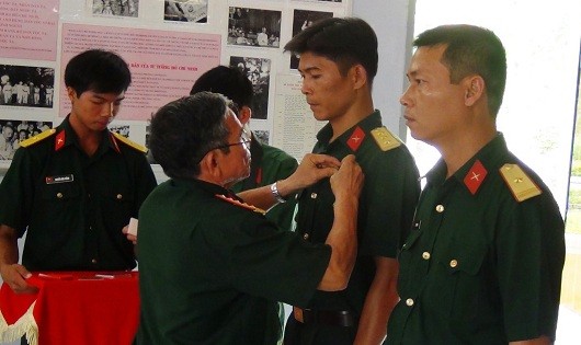 Ông Dương Đức Duy gắn Huy hiệu “Tuổi trẻ Dũng cảm” cho thế hệ trẻ ở Tiểu đoàn 4 Sư đoàn Bộ binh 7 Quân khu 7.