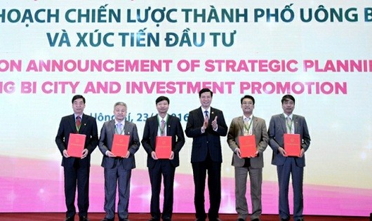 Chủ tịch UBND tỉnh Quảng Ninh trao giấy chứng nhận đầu tư cho các nhà đầu tư tại Uông Bí.