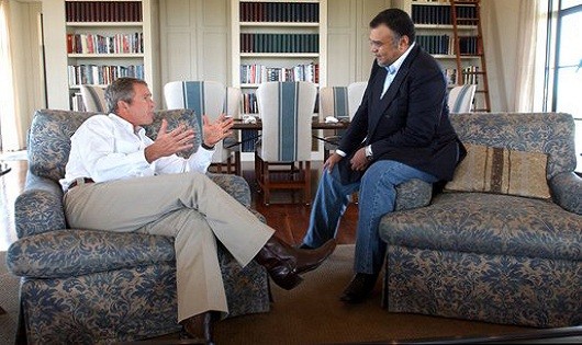 Cựu Tổng thống George W.Bush trong một cuộc gặp gỡ thân tình với Hoàng tử Bandar 
bin Sultan. (nguồn: Wikipedia)