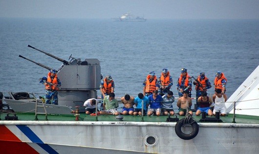Cảnh sát Biển Việt Nam diễn tập chống cướp biển.