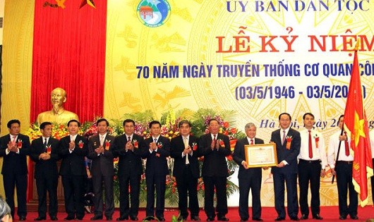 Chủ tịch nước Trần Đại Quang trao Huân chương Độc Lập hạng Nhất cho Uỷ ban Dân tộc.