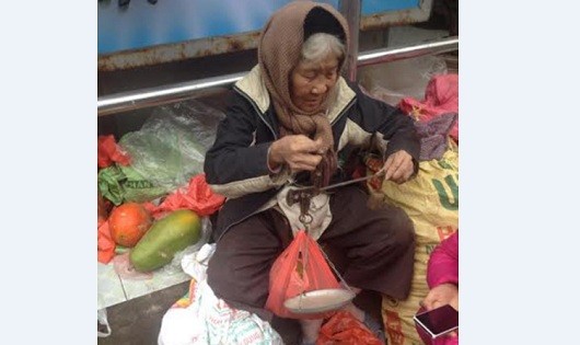 Cụ bà 80 “trần mình” dưới mưa nắng, mưu sinh giữa Hà Nội