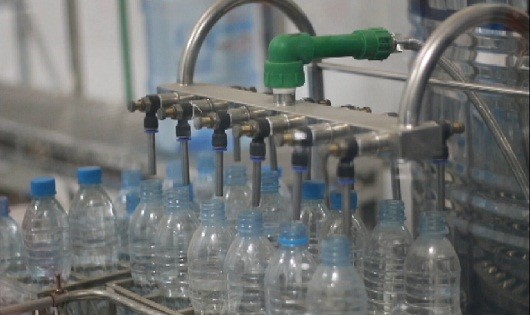 Việc kinh doanh nước uống đóng chai đang đạt đến sự siêu lợi nhuận.