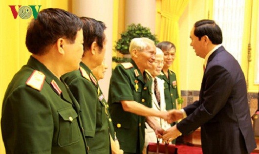 Chủ tịch nước Trần Đại Quang hỏi thăm đại diện Ban liên lạc (Ảnh VOV)