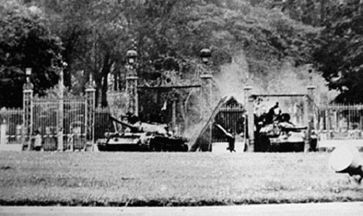 Ngày 30/4/1975, hai chiếc tăng T54 một chiếc húc vào cổng chính và một chiếc cổng phụ của Dinh Độc Lập. Ảnh tư liệu.