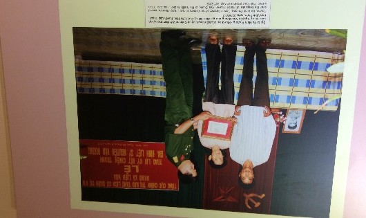 Bức ảnh chụp Đại tá Hà Minh Phương - Phó Giám đốc Bảo tàng Lịch sử Quân sự Việt Nam trao kỷ vật cho gia đình liệt sĩ Nguyễn Văn Đương đang được trưng bày tại triển lãm “Ký ức chiến tranh”.