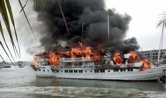 Tàu QN 6299 bốc cháy dữ dội vào trưa ngày 6/5.