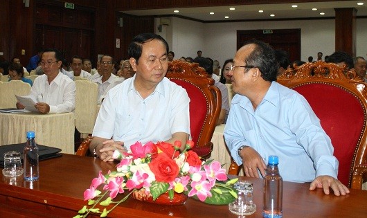 Chủ tịch nước Trần Đại Quang trao đổi với cử tri.