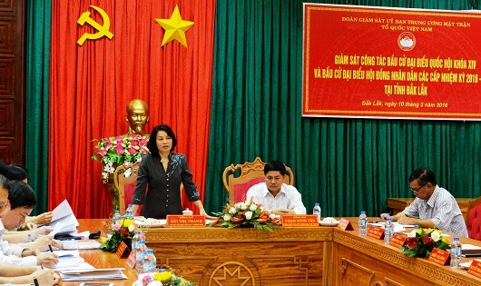 Phó Chủ tịch Ủy ban Trung ương mặt trận Tổ quốc Việt Nam Bùi Thị Thanh giám sát công tác
bầu cử tại tỉnh Đắk Lắk.