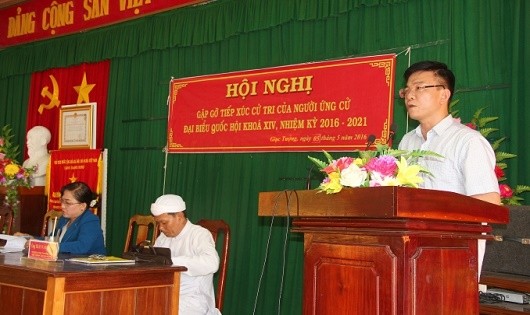 Bộ trưởng Lê Thành Long phát biểu tại buổi tiếp xúc cử tri tỉnh Kiên Giang.