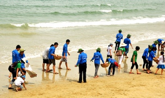 Hàng nghìn thanh niên ra quân dọn rác bờ biển miền Trung