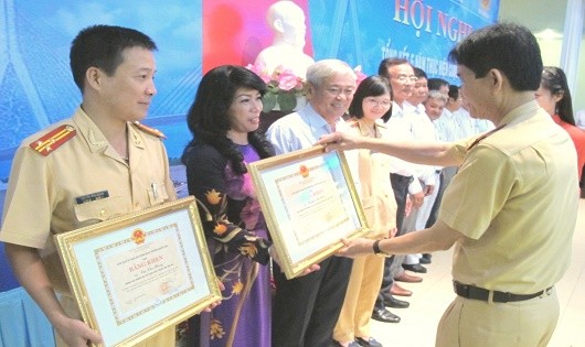 Bà Trần Thị Xuân, Phó Trưởng Ban ATGT TP. Cần Thơ nhận bằng khen của UBATGT Quốc gia.